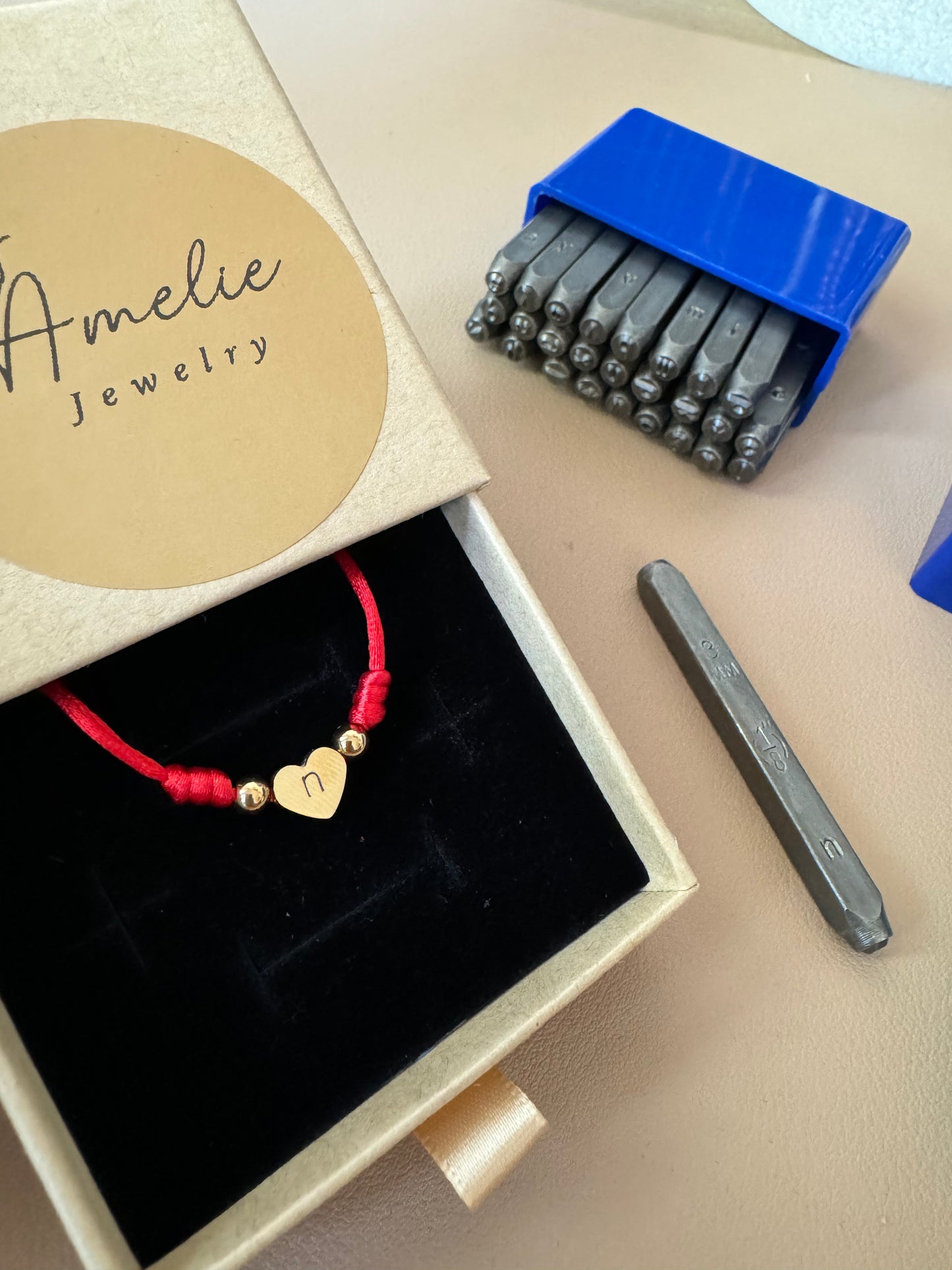 Amelie jewelry - personalizacion de pulsera - hilo de amor - pulsera de hilo rojo